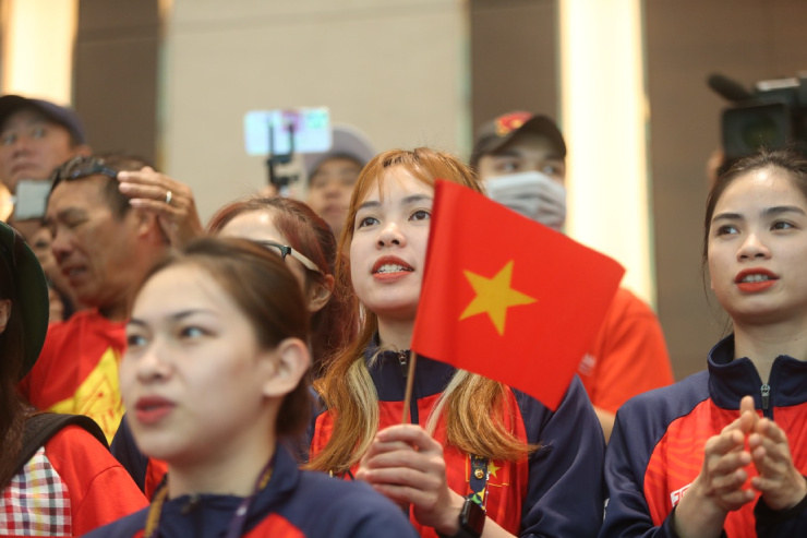 Ca sĩ Hòa Minzy và dàn hot-girl Việt Nam làm sôi động sàn đấu SEA Games - 7