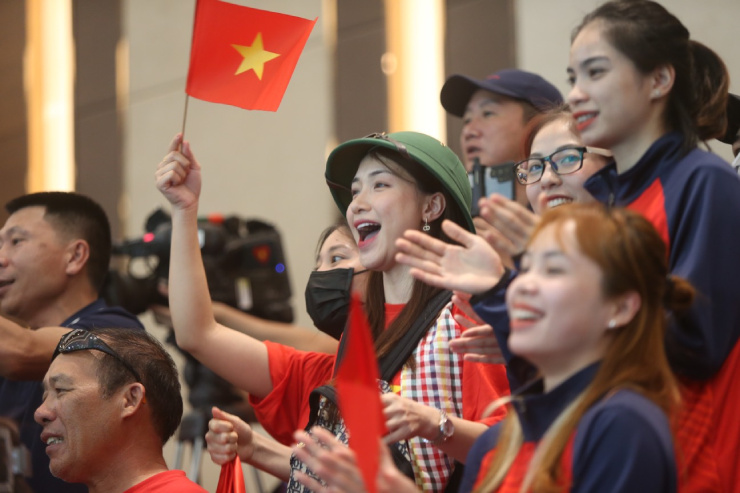 Ca sĩ Hòa Minzy và dàn hot-girl Việt Nam làm sôi động sàn đấu SEA Games - 1
