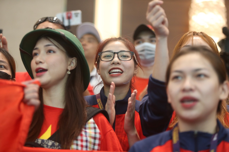 Ca sĩ Hòa Minzy và dàn hot-girl Việt Nam làm sôi động sàn đấu SEA Games - 8