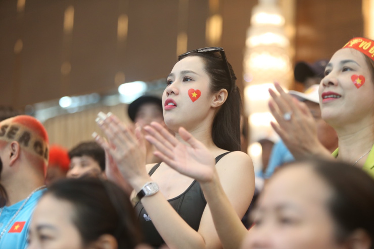 Ca sĩ Hòa Minzy và dàn hot-girl Việt Nam làm sôi động sàn đấu SEA Games - 4
