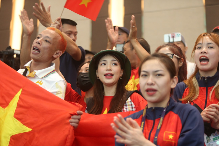 Ca sĩ Hòa Minzy và dàn hot-girl Việt Nam làm sôi động sàn đấu SEA Games - 5