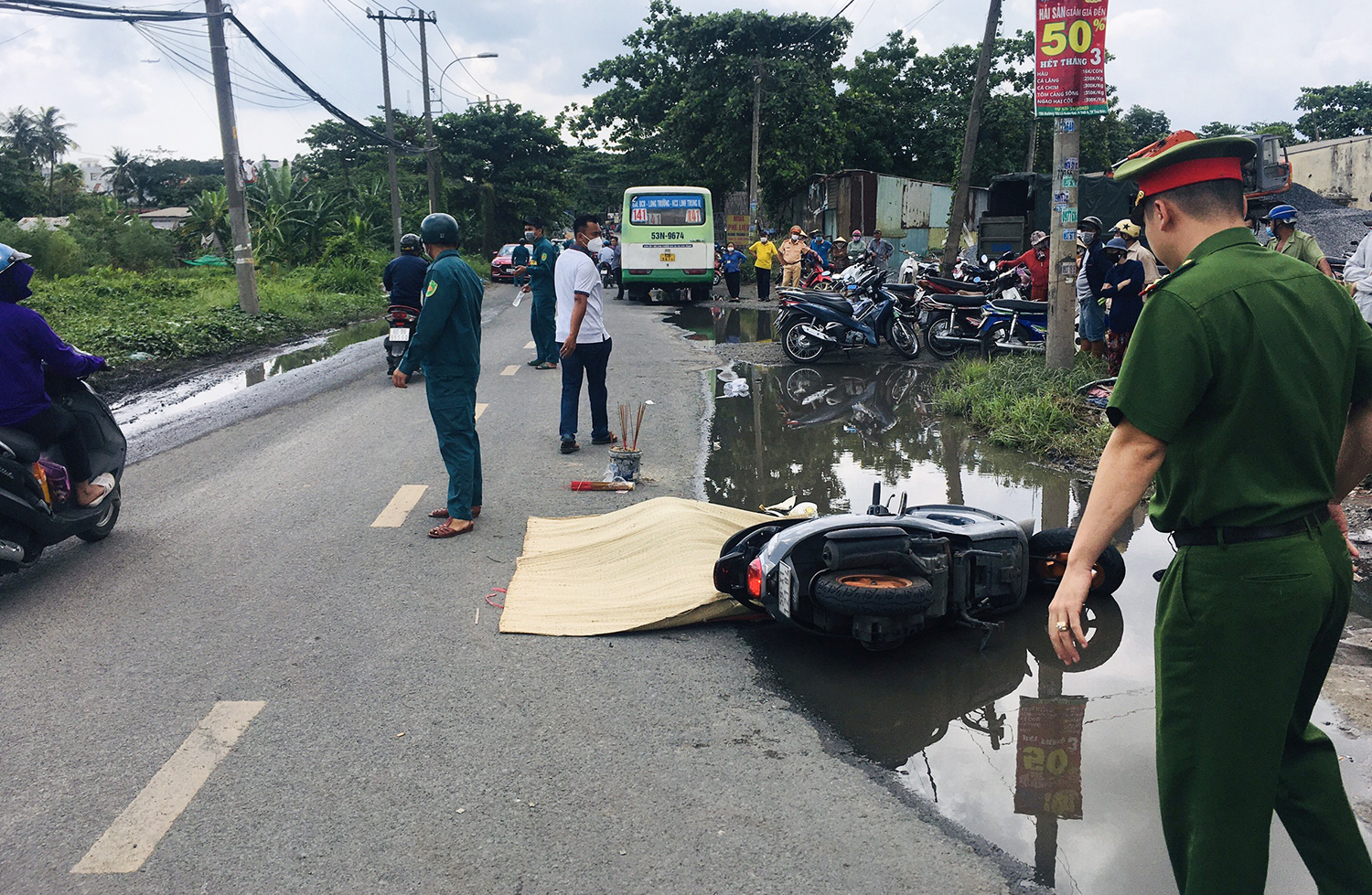 Tránh vũng nước trên đường, người phụ nữ bị xe buýt tông tử vong - 1