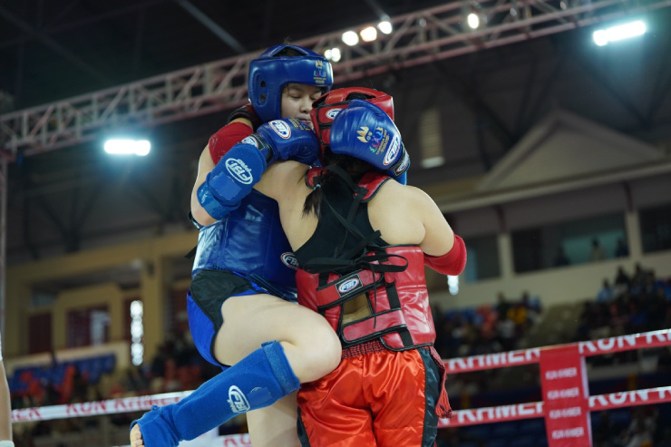 Bàng Mai (mũ xanh) knock-out đối thủ ngay hiệp 1