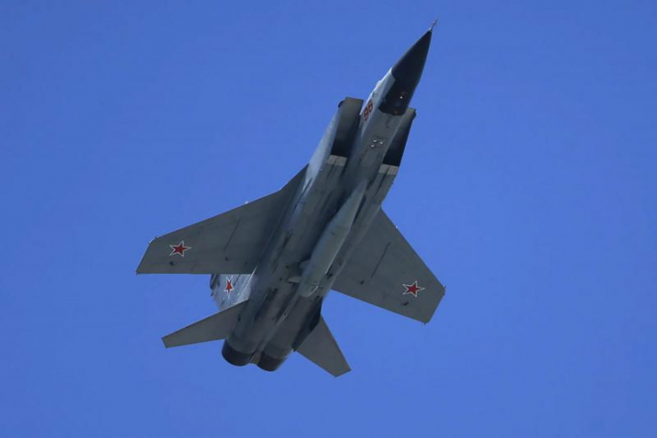 Tiêm kích MiG-31 của Nga mang tên lửa Kinzhal. Ảnh: TASS