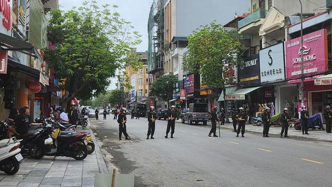 CLIP: Hàng chục cảnh sát xuất hiện trước nhà trùm giang hồ Tuấn &#34;thần đèn&#34; ở Thanh Hóa - 1