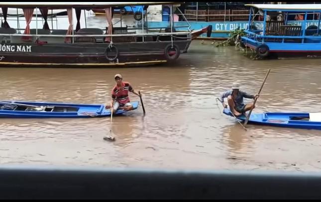 Nhóm người dùng xung điện bắt cá phóng sinh. Ảnh cắt từ clip.