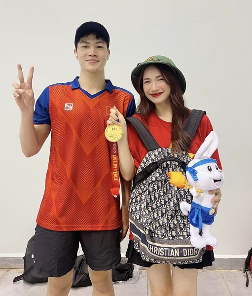 Hòa Minzy cổ vũ SEA Games, lên tiếng việc &#34;xem bóng đá bỏ về nửa chừng&#34; - 6