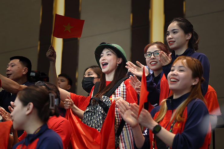 Hòa Minzy cổ vũ SEA Games, lên tiếng việc &#34;xem bóng đá bỏ về nửa chừng&#34; - 7