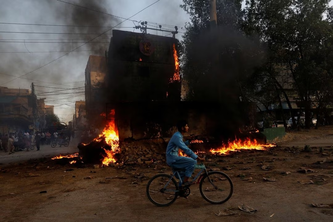 Xe bus bị thiêu rụi ở Pakistan (ảnh: Reuters)