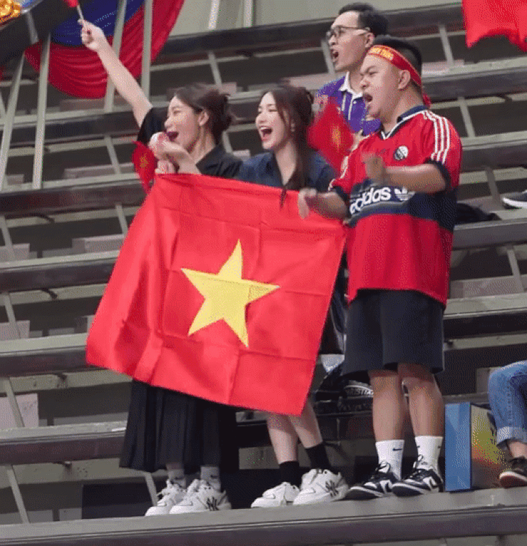 Hòa Minzy cổ vũ SEA Games, lên tiếng việc &#34;xem bóng đá bỏ về nửa chừng&#34; - 9