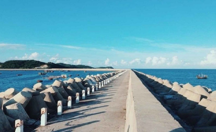 Âu Cảng là điểm check in đảo Cô Tô, tiện đường khi di chuyển từ bãi đá Cầu Mỵ (Ảnh:St)