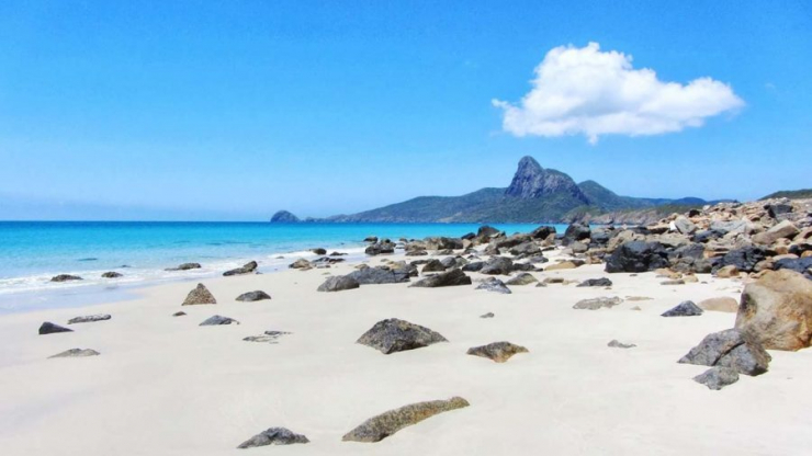 Hòn Chép Con là điểm check in đảo Cô Tô sở hữu bãi biển kỳ thú chạy dài ra biển. Nơi đây sở hữu những các lớp đá trầm tích hàng ngàn năm tạo ra cảnh quan vô cùng lý thú (Ảnh:St)
