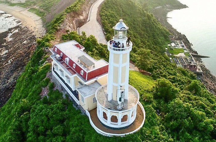 Ngọn hải đăng Cô Tô - điểm check in trên đảo Cô Tô được nhiều du khách ưa thích (Ánh:St)