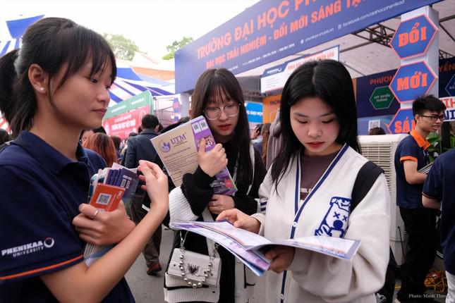 Chưa xét tuyển, nhiều thí sinh đã bắt đầu lo học phí. Ảnh Mạnh Thắng