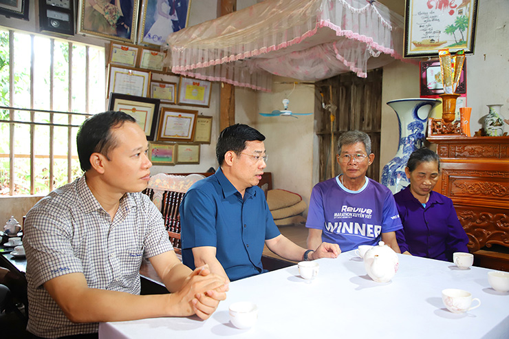 Trước đó, ngày 11/5, ông Dương Văn Thái - Bí thư Tỉnh ủy Bắc Giang và ông Mai Sơn - Phó Chủ tịch Thường trực UBND tỉnh Bắc Giang&nbsp;thăm hỏi và động viên bố mẹ VĐV Nguyễn Thị Oanh (Ảnh: Cổng thông tin điện tử tỉnh Bắc Giang)