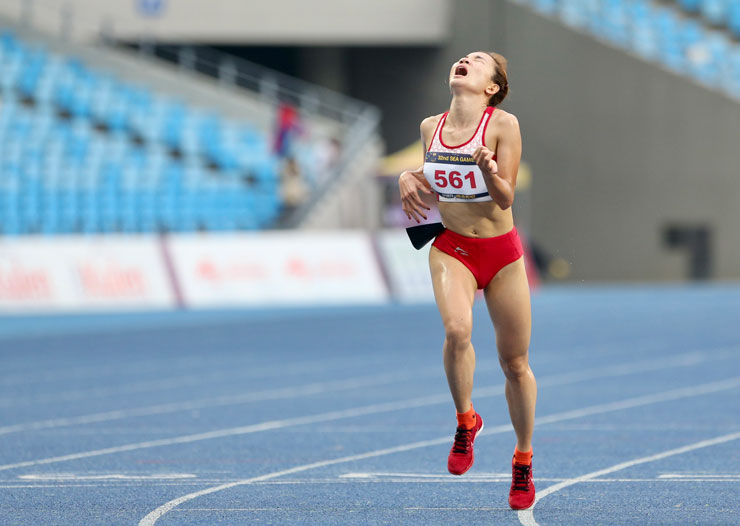 &#34;Nữ hoàng điền kinh&#34; Nguyễn Thị Oanh nói gì sau chiến công 4 HCV SEA Games? - 3