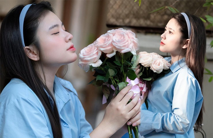 Nguyễn Dương Hồng Hân sinh năm 2000, TP.HCM, "nổi như cồn" trên MXH vào năm 2017 nhờ hình ảnh diện áo dài trắng khoe vóc dáng chuẩn khi còn học lớp 12. Cô được mệnh danh là "nữ thần học đường", "thiên thần áo dài".
