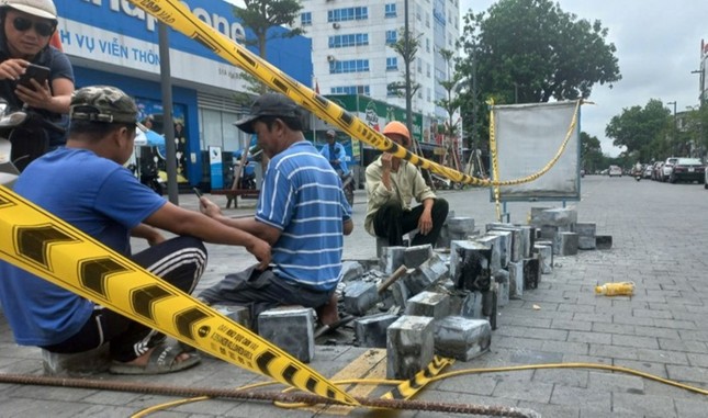 Công nhân lát lại những điểm bị nhô vênh trên phố đi bộ Hai Bà Trưng. Ảnh: Do Nguyễn