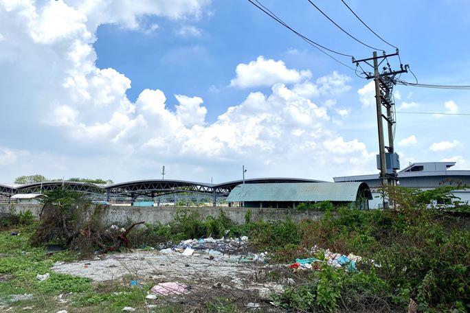 Rác thải vây Depot Long Bình