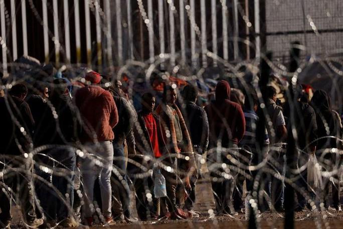 Điều khoản 42, chính sách hạn chế người di cư từ Mexico sang Mỹ để ngăn ngừa nguy cơ lây lan dịch COVID-19, chính thức hết hiệu lực. Ảnh: Reuters
