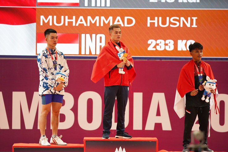 Lại Gia Thành (giữa) bảo vệ thành công HCV SEA Games hạng 55 kg