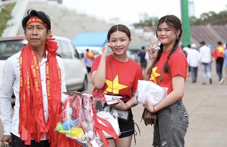 U22 Việt Nam đấu Indonesia: Cô giáo nghỉ dạy đi cổ vũ, bóng hồng khoe sắc trên sân - 8