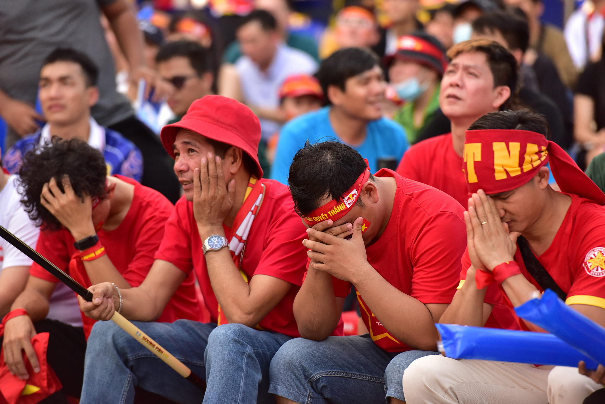 Trong những phút đầu tiên, U22 Việt Nam có phần lép vế so với Indonesia. Phút thứ 10, từ một pha ném biên ở biên phải, Komang bật cao đánh đầu, giúp U22 Indonesia mở tỷ số trận đấu.&nbsp;