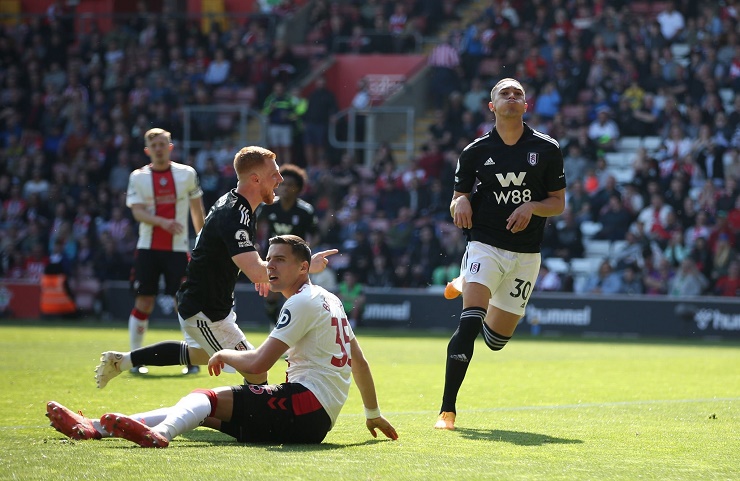 Fulham (áo đen) tiễn Southampton (áo trắng) xuống hạng