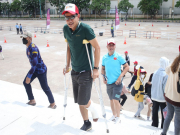 Bóng đá - Fan chống nạng vào sân cổ vũ U22 Việt Nam, CĐV rợp sắc đỏ sân Olympic