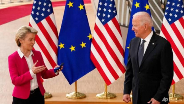 Chủ tịch Ủy ban Châu Âu Ursula von der Leyen (trái) và Tổng thống Mỹ Joe Biden tại hội nghị thượng đỉnh EU - Mỹ vào tháng 6-2021. Ảnh: AP