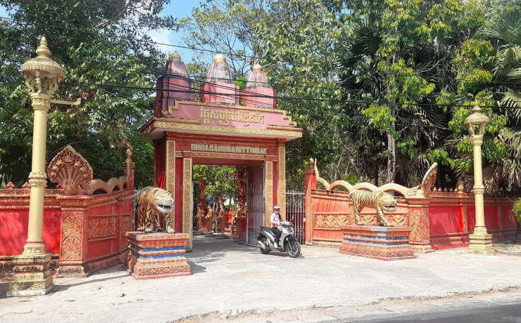 Trà Vinh là tỉnh có hệ thống chùa Khmer đồ sộ, với gần 150 ngôi chùa lớn nhỏ trải khắp các địa phương trong tỉnh.