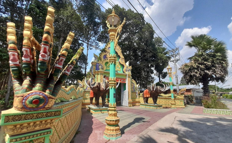 Chùa Khmer là công trình tôn giáo (Phật giáo Nam tông Khmer), chốn tâm linh và cũng là nơi diễn ra nhiều hoạt động đời sống tinh thần của đồng bào Khmer.