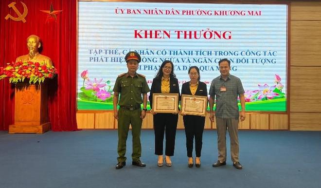 Lãnh đạo phường Khương Mai trao khen các cá nhân, tập thể có thành tích ngăn chặn vụ lừa đảo, chuyển 700 triệu đồng