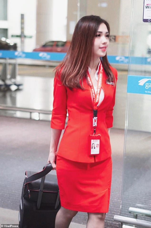 Nữ tiếp viên hàng không gặp rắc rối do bộ đồng phục quá gợi cảm? - 1