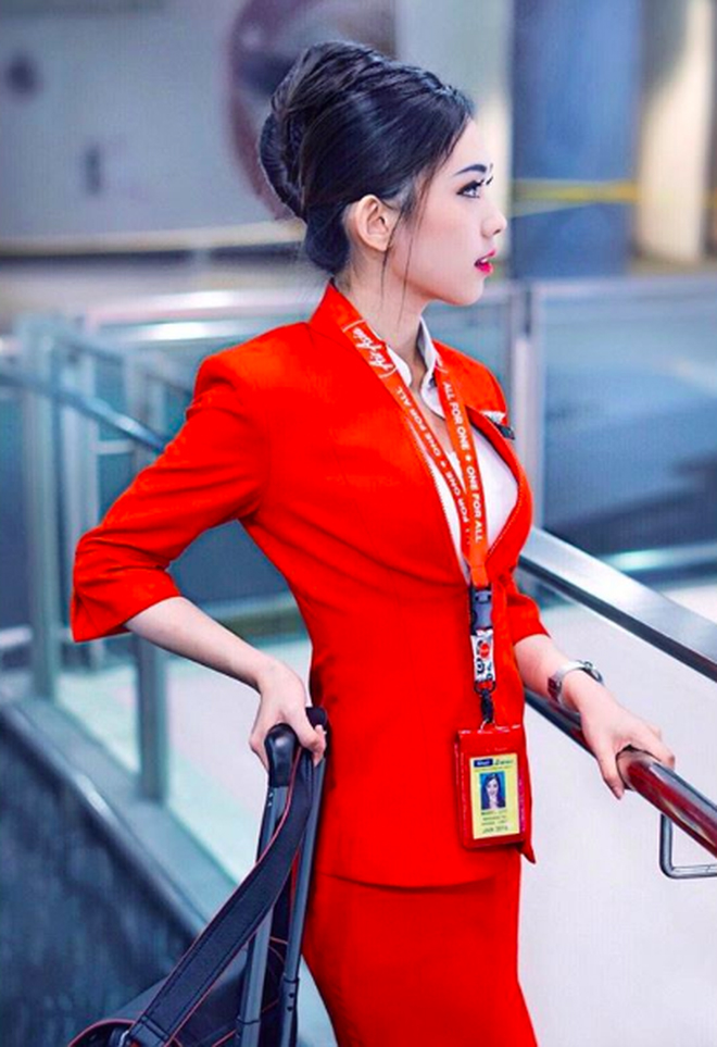 Nữ tiếp viên hàng không gặp rắc rối do bộ đồng phục - 2