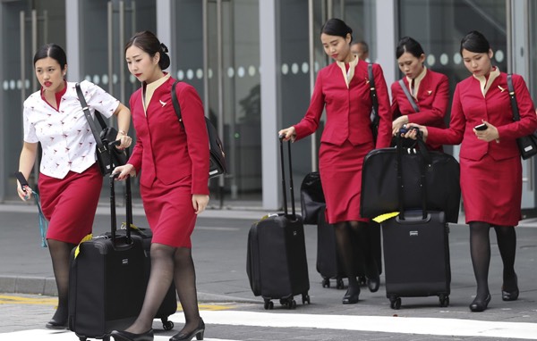 Nữ tiếp viên hàng không gặp rắc rối do bộ đồng phục - 3