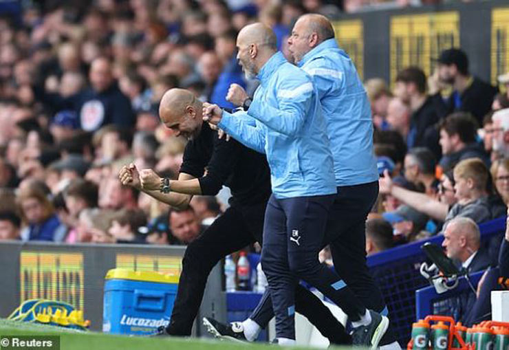 Cú sút phạt thành bàn đẳng cấp của Ilkay Gundogan khiến ông thầy Pep Guardiola rất phấn khích