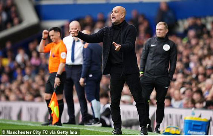 Sự nóng ruột của HLV Pep Guardiola bên phía Man City