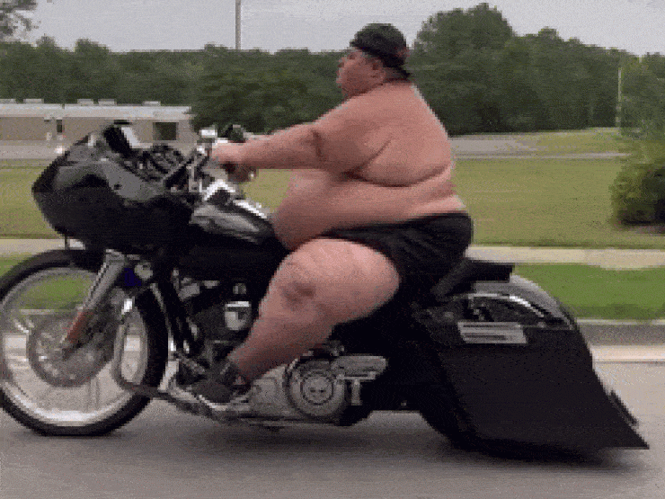 Clip: Người đàn ông ngoại cỡ chạy môtô, dân mạng lo điều này - 1