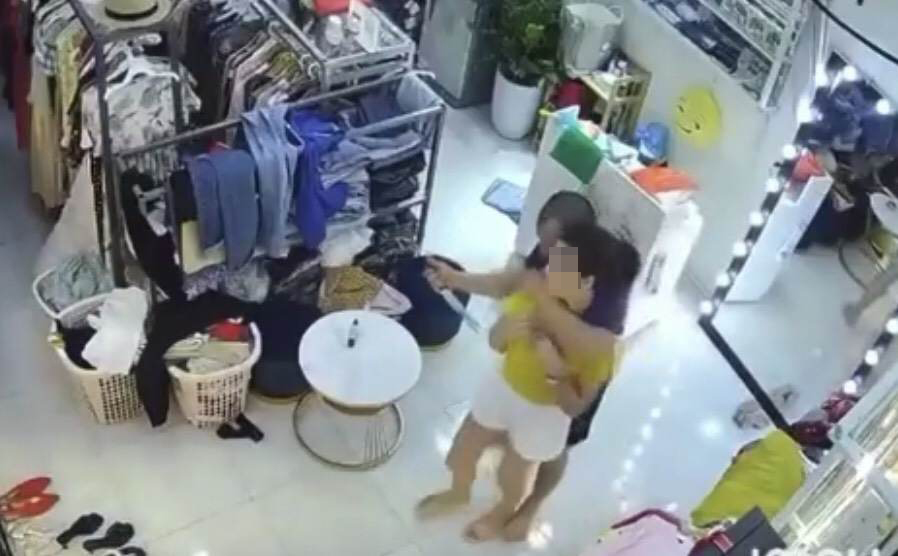 Nữ chủ shop quần áo bị người đàn ông cầm dao uy hiếp (Ảnh chụp từ clip)