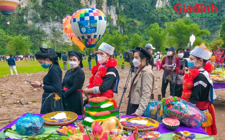 Xôi ngũ sắc có 5 màu khác nhau: trắng, tím, xanh dương, đỏ, vàng tương ứng với ngũ hành kim, mộc, thủy hỏa thổ.