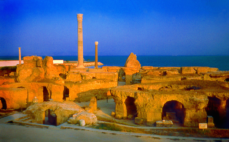 Carthage: Nằm ở Tunisia ngày nay, Carthage là thành phố từng bị người La Mã phá hủy vào năm 146 trước Công nguyên. Tuy nhiên, người La Mã đã xây dựng lại Carthage và biến nó trở thành một trong những thành phố quan trọng nhất của Đế chế cho đến khi nó bị phá hủy lần thứ hai vào năm 698 sau Công nguyên trong cuộc chinh phục của người Hồi giáo.
