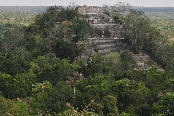 Ẩn mình bên trong những khu rừng rậm của bang Campeche, Mexico, Calakmul là một trong những thành phố lớn nhất của người Maya từng được phát hiện. Calakmul là một thành phố hùng mạnh đã thách thức quyền lực tối cao của Tikal lúc bấy giờ. Tuy nhiên, cuối cùng thành phố này cũng không chống nổi sự sụp đổ của nền văn minh Maya.
