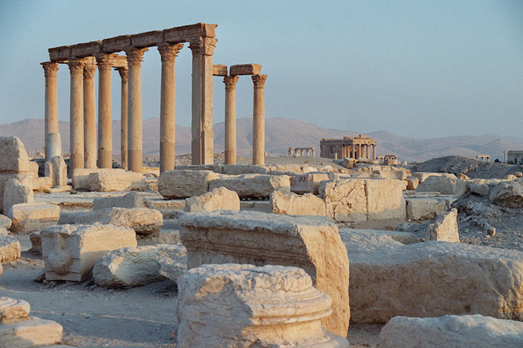 Trong nhiều thế kỷ, Palmyra là một thành phố quan trọng và giàu có nằm dọc theo các tuyến đường lữ hành nối Ba Tư với các cảng Địa Trung Hải của La Mã ở Syria. Bắt đầu từ năm 212, hoạt động thương mại của Palmyra giảm sút khi người Sassanid chiếm cửa sông Tigris và sông Euphrates. Thành phố bị người Ả Rập Hồi giáo đánh chiếm vào năm 634 và dần bị suy tàn dưới sự cai trị của Ottoman.
