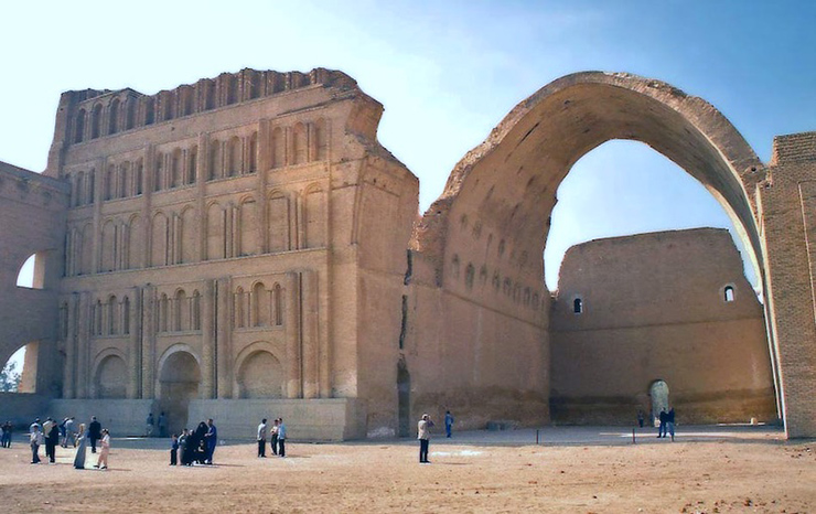 Vào thế kỷ thứ 6, Ctesiphon là một trong những thành phố lớn nhất thế giới và là thành phố lớn của Lưỡng Hà cổ đại. Vì tầm quan trọng của nó, Ctesiphon là một mục tiêu quân sự lớn của Đế chế La Mã. Thành phố&nbsp;đã bị La Mã và sau đó là Đế chế Byzantine 5 lần đánh chiếm, rồi lại&nbsp;rơi vào tay người Hồi giáo trong cuộc chinh phục Ba Tư vào năm 637. Vào thế kỷ thứ 8, Ctesiphon đã suy tàn nhanh chóng và trở thành một thành phố ma.
