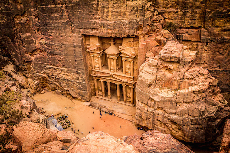 Petra là cố đô của vương quốc Nabataean. Đây là một thành phố lớn và độc đáo được người Nabataeans tạc vào một bên của hẻm núi Wadi Musa ở miền nam Jordan. Họ đã biến thành phố này thành một điểm giao nhau quan trọng cho các tuyến đường tơ lụa và gia vị nối liền Trung Quốc, Ấn Độ và miền nam Ả Rập với Ai Cập, Hy Lạp và La Mã. Sau một số trận động đất làm tê liệt hệ thống quản lý nước, thành phố gần như bị bỏ hoang hoàn toàn vào thế kỷ thứ 6. Sau các cuộc Thập tự chinh, Petra đã bị lãng quên ở thế giới phương Tây.
