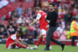 Arsenal thua tan nát: Arteta xin lỗi fan, đội trưởng đầu hàng đua vô địch