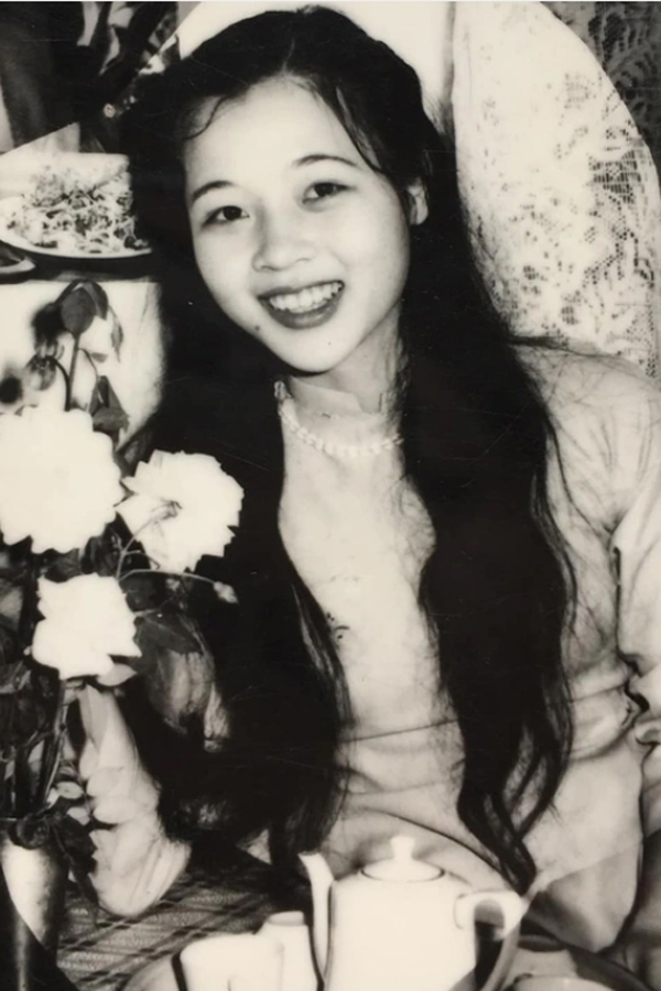 Thân thế mẹ ruột Hoa hậu Lương Thùy Linh: Đứng đầu kho bạc nhà nước một tỉnh, thời trẻ cũng là mỹ nhân - 1