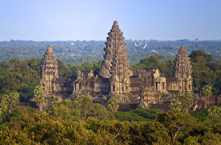 Angkor là một thành phố&nbsp;rộng lớn ở Campuchia với những tàn tích tráng lệ của Đế quốc Khmer từ thế kỷ thứ 9 đến thế kỷ 15 sau Công nguyên, bao gồm đền Angkor Wat nổi tiếng, tượng đài tôn giáo lớn nhất thế giới và đền Bayon (tại Angkor Thom) với vô số mặt đá khổng lồ. Sự kết thúc của thời kỳ Angkor được ấn định là năm 1431.
