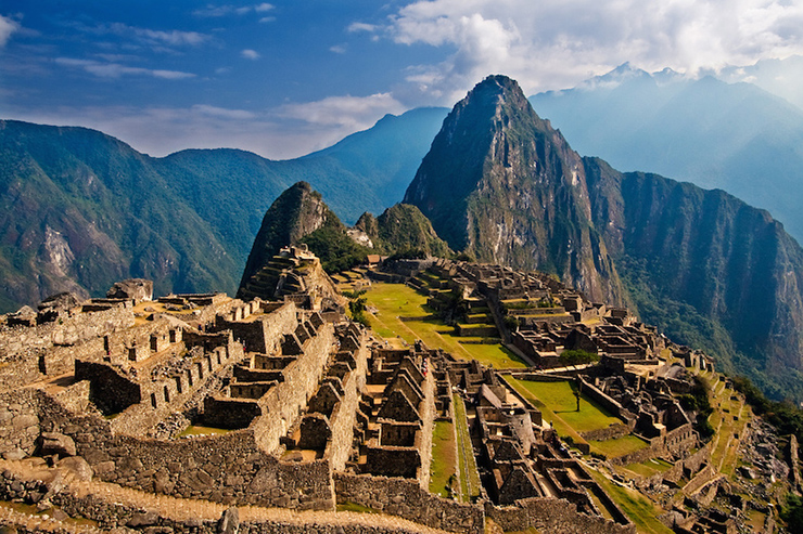 Là một trong những thành phố bị mất tích nổi tiếng nhất trên thế giới, Machu Picchu không thể nhìn thấy từ bên dưới và hoàn toàn khép kín, được bao quanh bởi các ruộng bậc thang nông nghiệp và những&nbsp;con suối tự nhiên. Mặc dù được biết đến tại địa phương ở Peru, nhưng thế giới bên ngoài hầu như không biết đến nó trước khi được phát hiện lại vào năm 1911.
